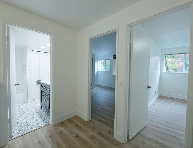 Building Photo - Beautiful townhouse available for rent