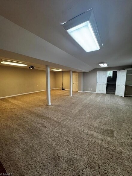 Building Photo - 505 Willow Dr