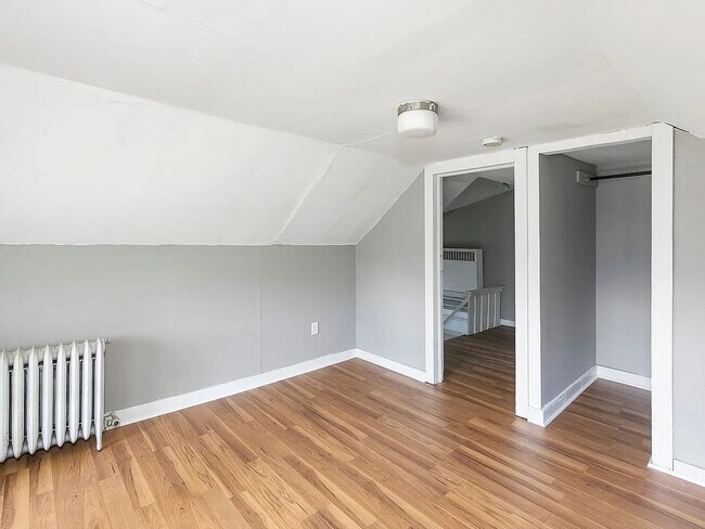 Building Photo - "Charming 2-Bedroom Gem with Ample Space on Cottage Grove Avenue!"