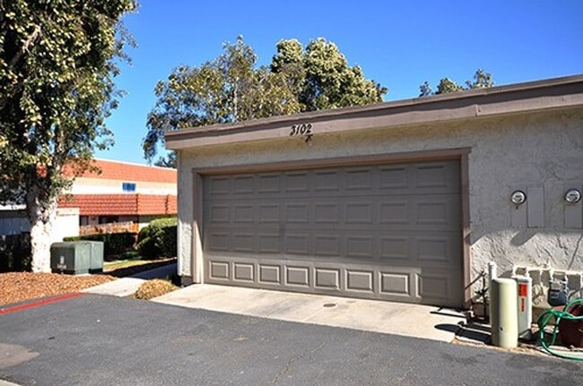 Building Photo - Lovely single level end unit in Tanglewood...