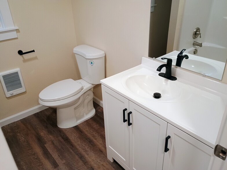 Building Photo - 642 Weed Ave