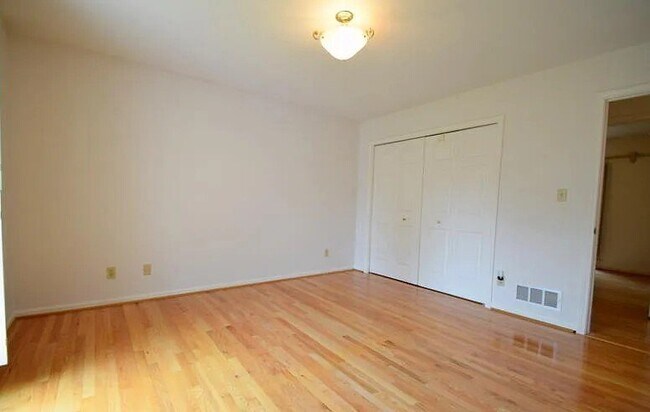 Building Photo - 614 Stivers Rd