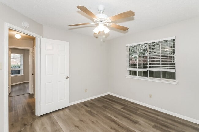 Building Photo - 16907 Dusty Mill Dr E