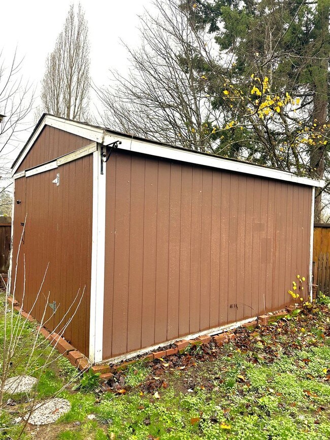 Building Photo - Beautiful 3BR / 2.5BA Near JBLM — Available December 23rd