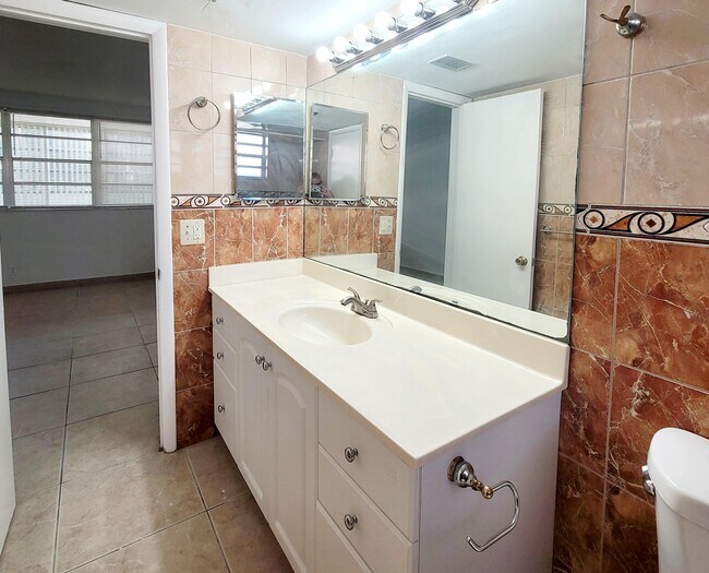 Building Photo - 1333 E Hallandale Beach Blvd