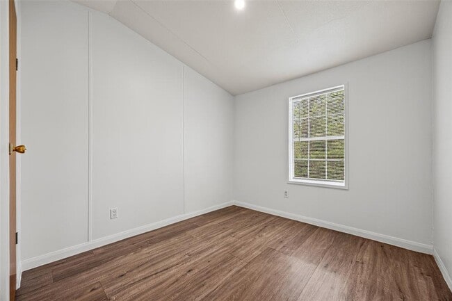 Building Photo - 184 Oak Forest Ct