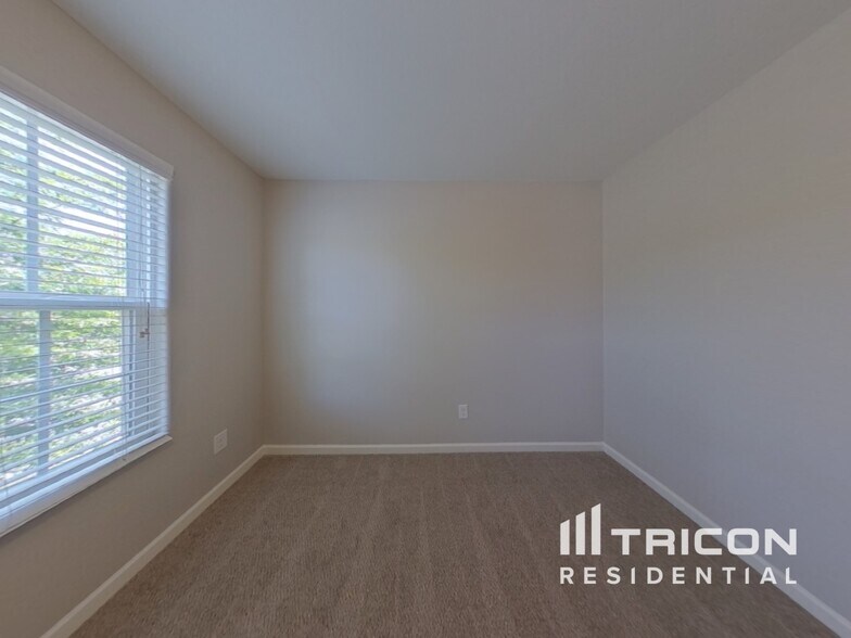 Building Photo - 2625 Meadow Crossing Dr