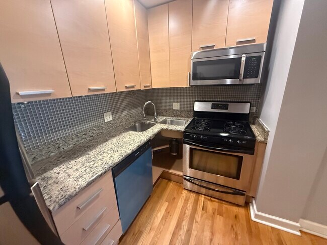 Building Photo - 6954 N Greenview Ave