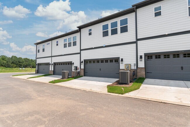 Building Photo - 204 Silver Fleet Dr