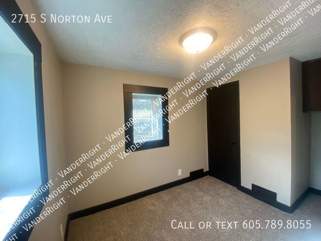 Building Photo - 2715 S Norton Ave