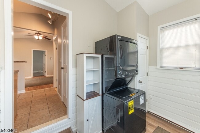 Building Photo - 59 Iroquois Ave