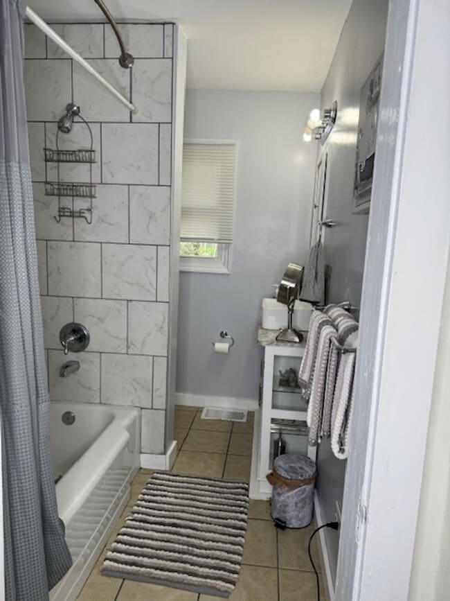 Building Photo - Beautiful 3 Bed / 1 Bath, Large rolling yard