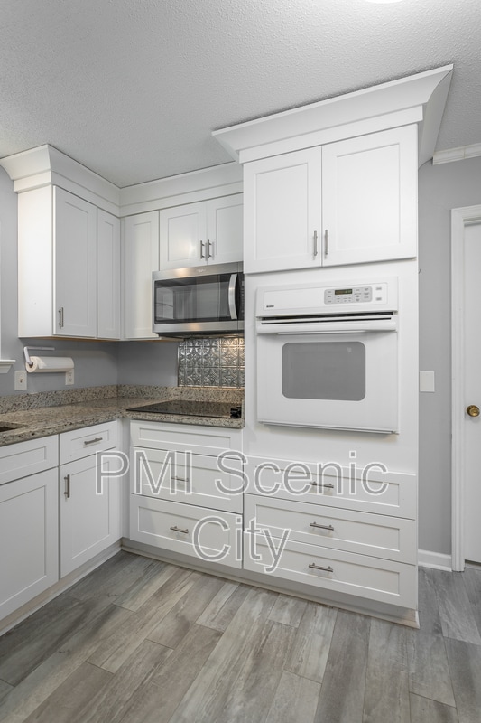 Building Photo - 8140 Holly Crest Dr