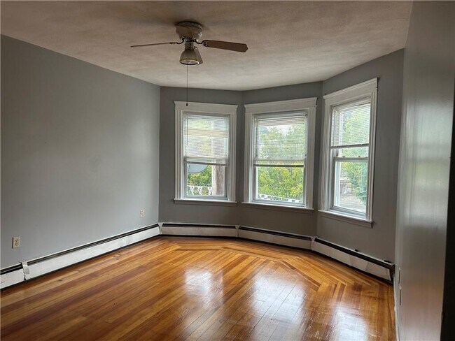 Building Photo - 915 Dexter St