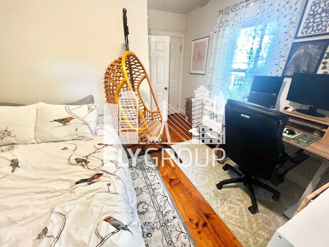 Building Photo - 165 Sharon St