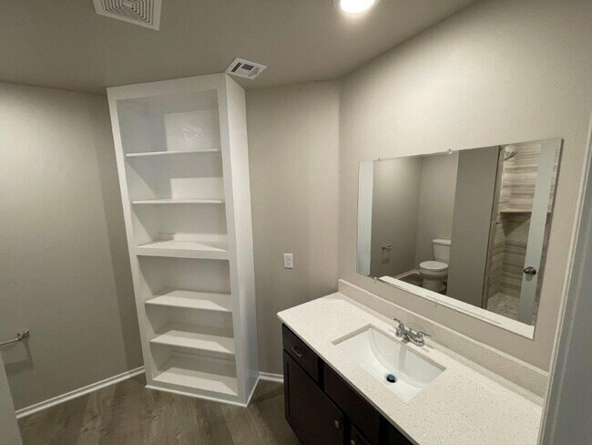 Building Photo - 3 bed 2 bath town home in Putnam City Scho...
