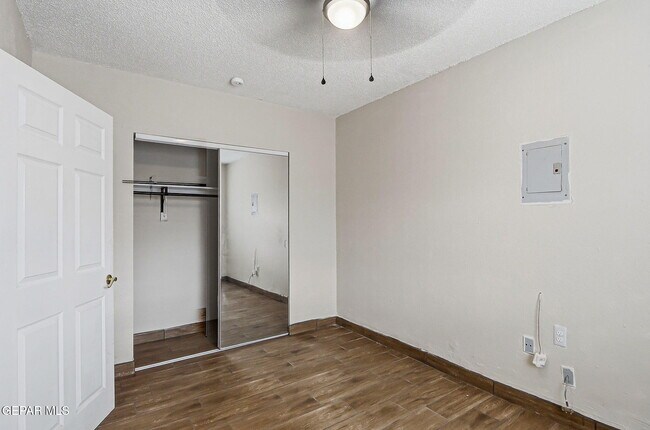 Building Photo - 2624 Lake Victoria Dr