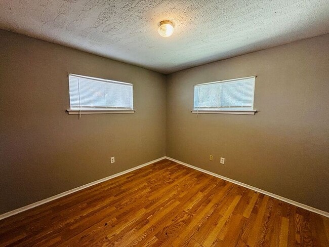 Building Photo - 130 E Woodcrest Dr