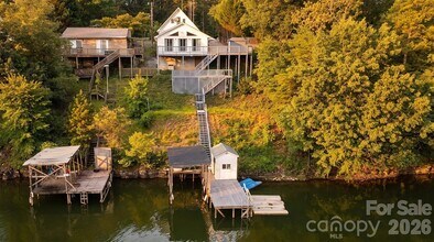 Building Photo - 138 Strand Dr