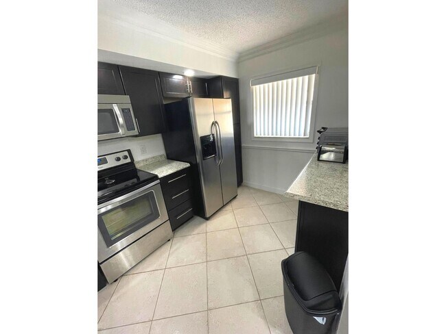 Building Photo - 2805 SW 22nd Ave