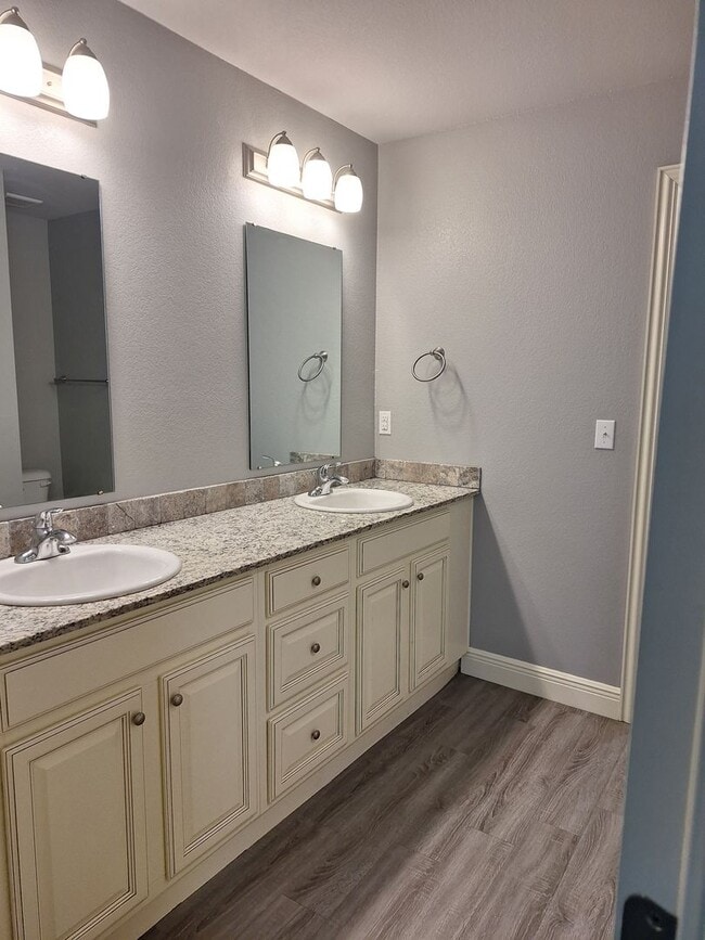 Building Photo - 3 bedroom Duplex with move in special