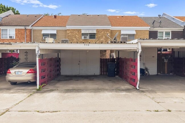 Building Photo - 940 Manor Mall