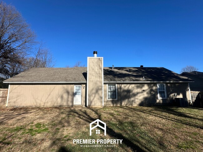 Building Photo - 6235 Shade Tree Dr