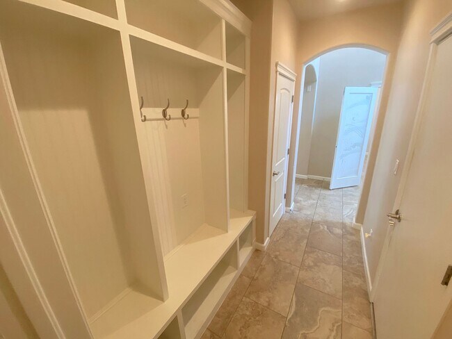Building Photo - Gorgeous 4bed/3.5bath with 2 Master Bedrooms!