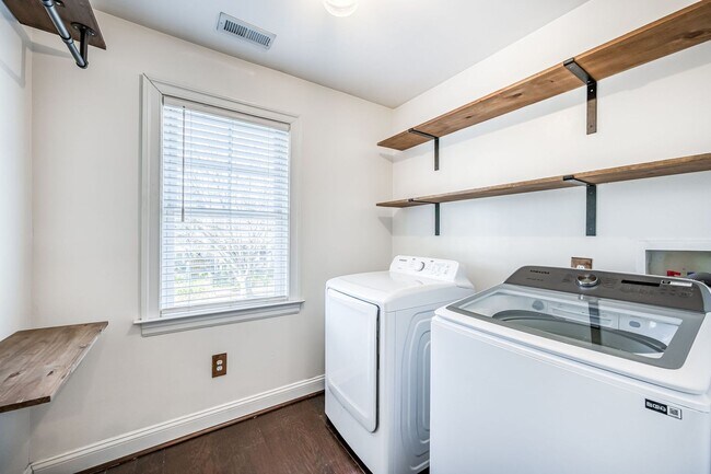 Building Photo - Beautiful Northside RVA Home-Move In Ready