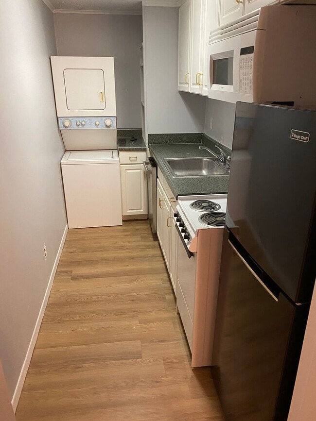 Building Photo - Charming 1 Bed, 1 Bath Condo Near University