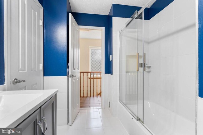 Building Photo - 520 Kingdom Ct