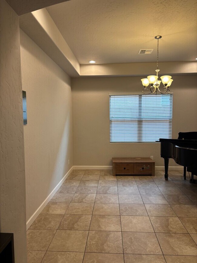 Building Photo - Charming 4 Bedroom 2.5 bath house in a Gat...