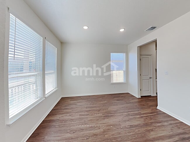 Building Photo - 211 Pebble Creek Run
