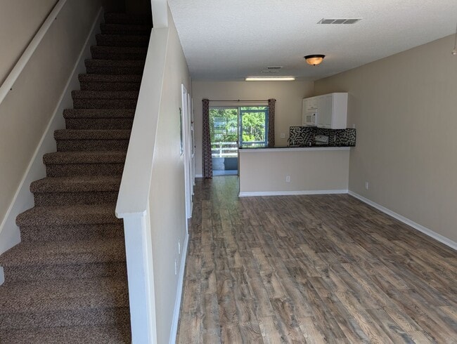 Building Photo - Spacious 2 Bed, 2.5 Bath Townhome in Gated...
