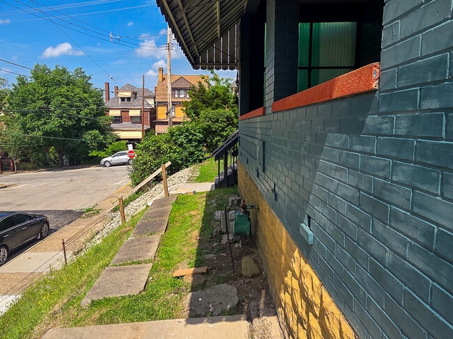 Building Photo - 346 E 12th Ave