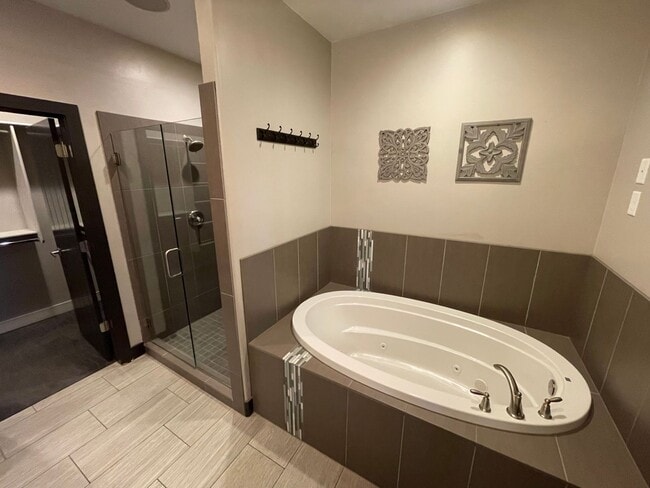 Building Photo - Beautiful Bridal Gate Estates - FIVE CAR GARAGE!!