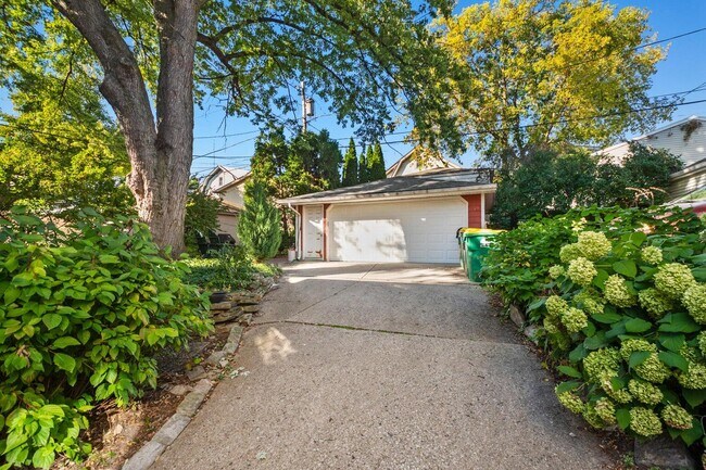 Building Photo - 1700 E Menlo Blvd