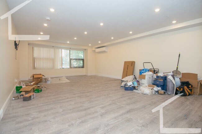 Building Photo - 9/1 No Fee! Loft-style Studio on Comm Ave w/AC, elevator!