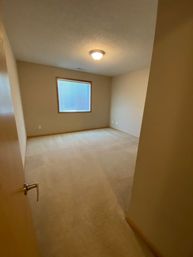 Building Photo - 2 Bedroom Townhome