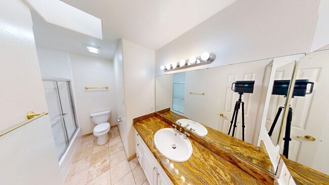 Building Photo - 4BD 3BA with a Private Patio!