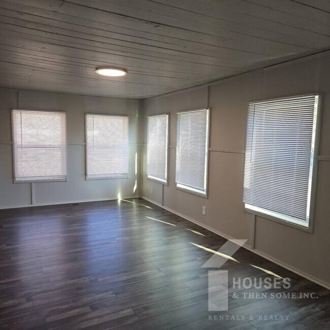 Building Photo - 250 Kirkland Ave