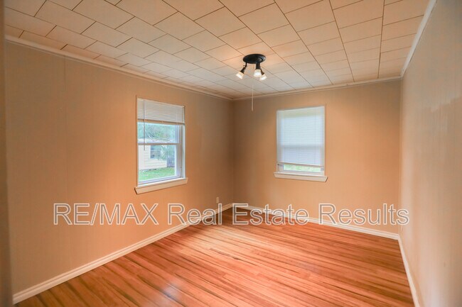 Building Photo - 1282 SE Farmers Dr