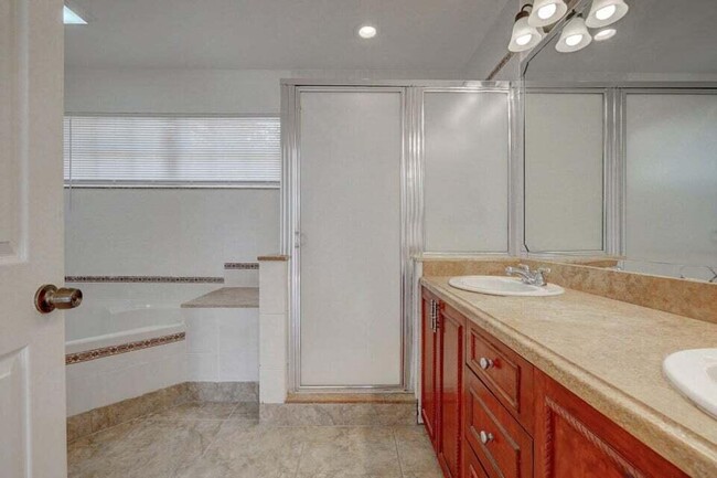 Building Photo - 10758 Lake Jasmine Dr