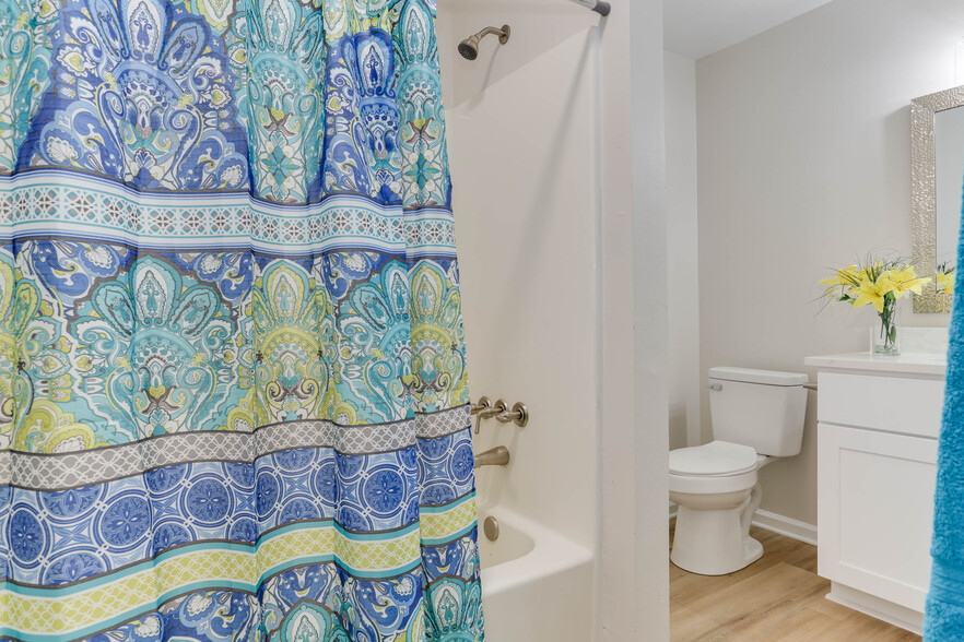 1st Floor Primary Bathroom (2) - 1553 Penrose Arch