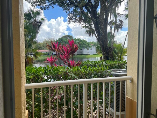 Building Photo - 150 Jacaranda Country Club Dr