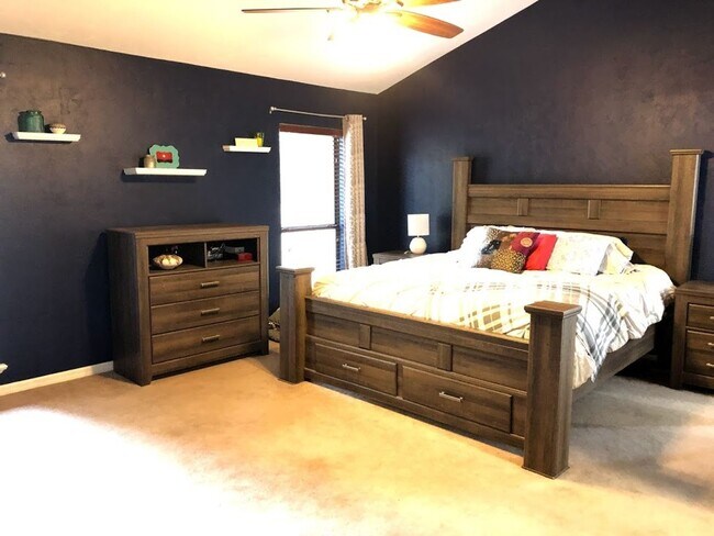 Building Photo - Beautifully Renovated Home in The Reserve!