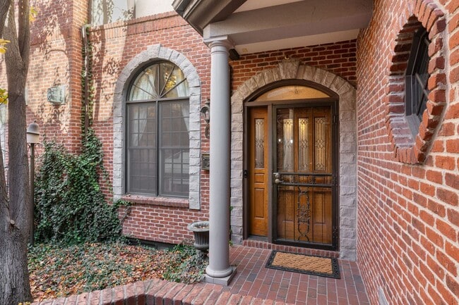 Building Photo - Cherry Creek Townhome - 3 Bed, 3 Bath, 2 Car Attached Garage