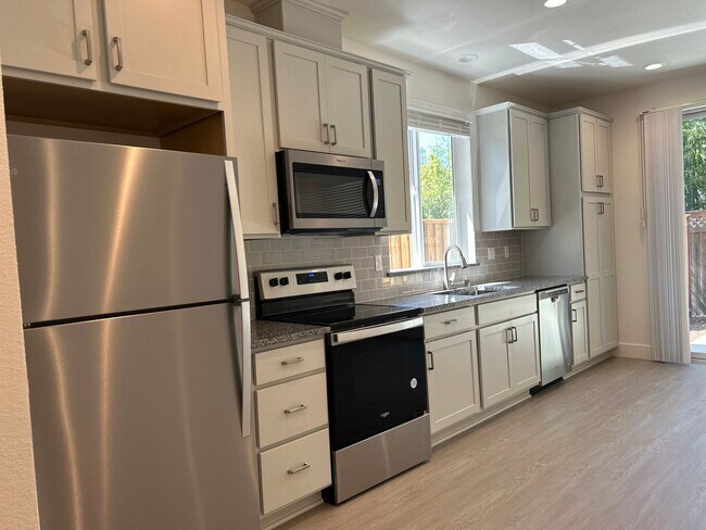 Building Photo - Coming soon! 2 bed 1 bath townhome with attached garage