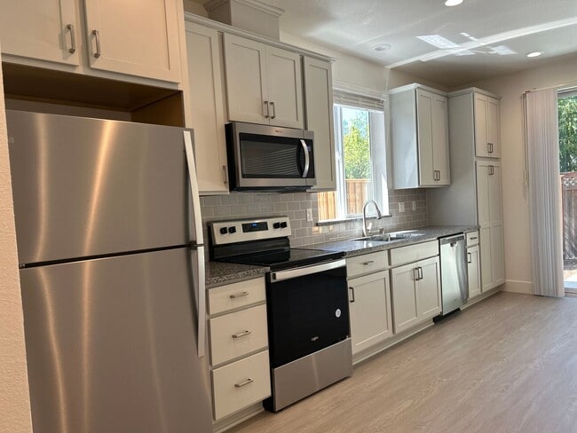 Building Photo - Coming soon! Lower unit  2 bed 1 bath townhome with attached garage