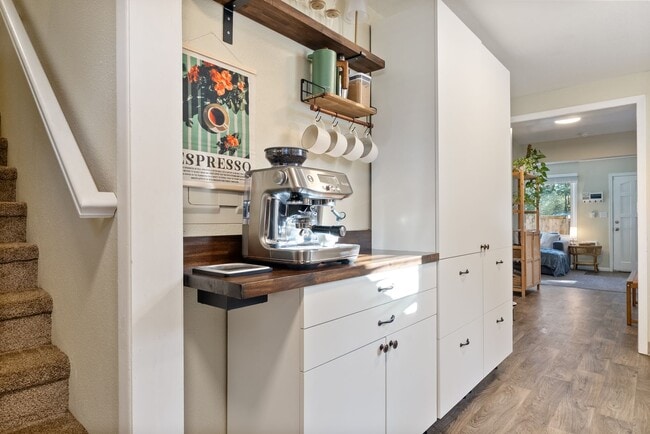 Building Photo - 2Bed/2Bth in Vancouver